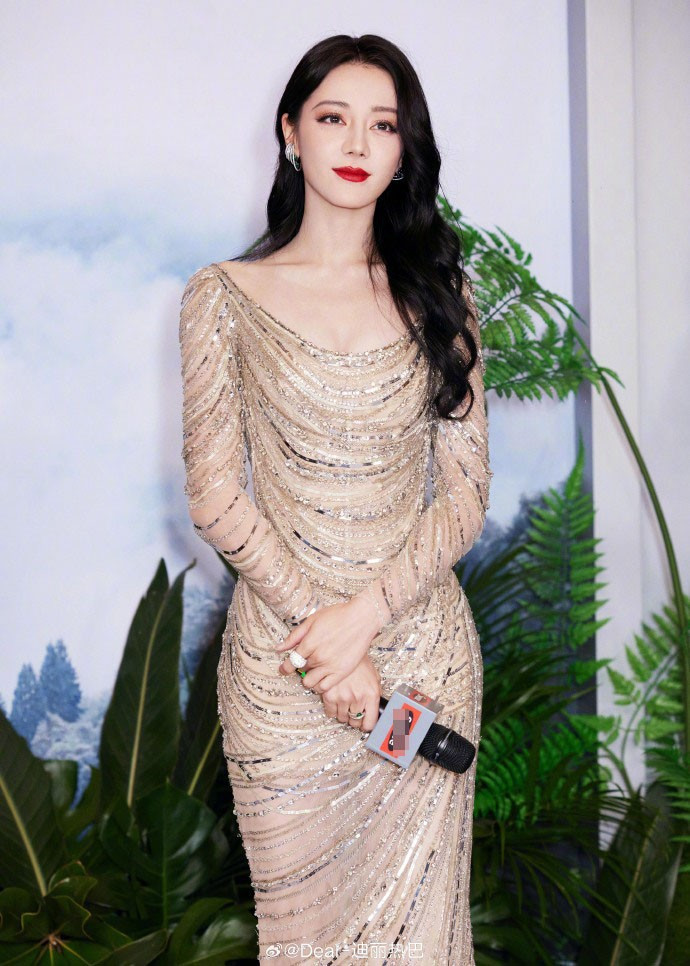 Địch Lệ Nhiệt Ba gây bão mạng bởi tỷ lệ eo/hông hoàn hảo trong sự kiện nhãn hàng vào giữa tháng 10.