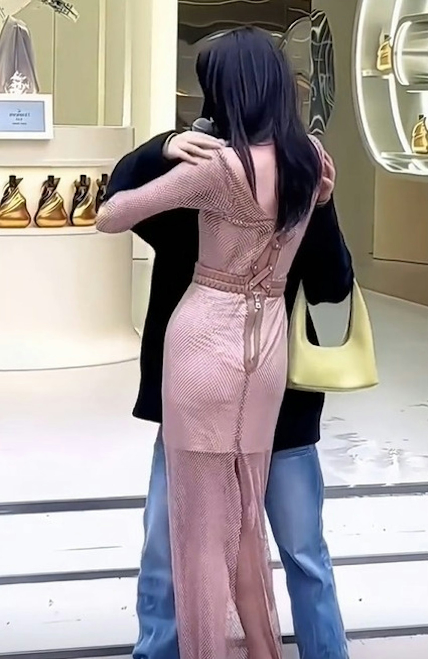 Đường cong quyến rũ thường thấy của Địch Lệ Nhiệt Ba hoàn toàn biến mất.