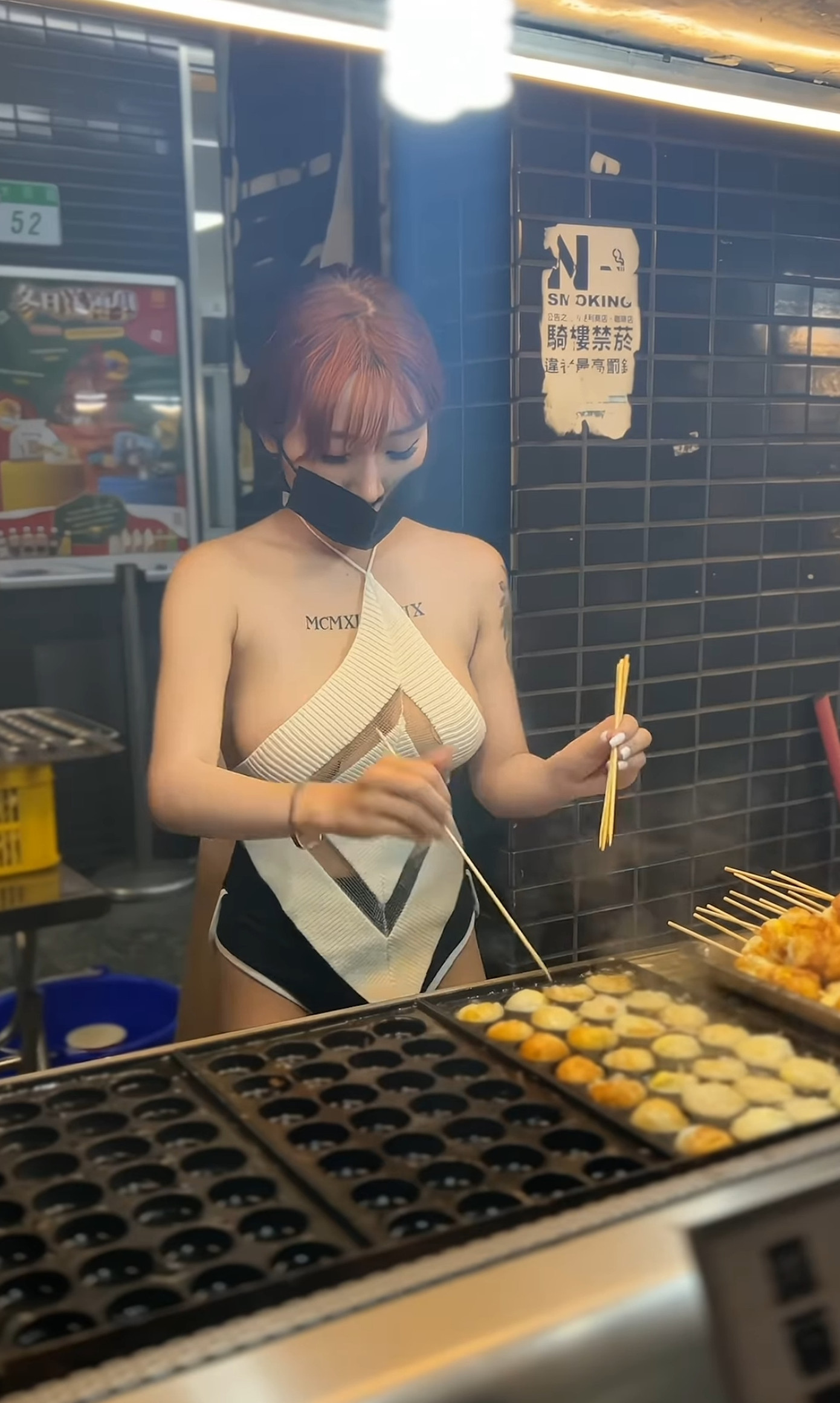 Cô gái mặc đồ hở bạo nướng trứng chim ở chợ đêm Sĩ Lâm gây xôn xao mạng xã hội Trung Quốc.