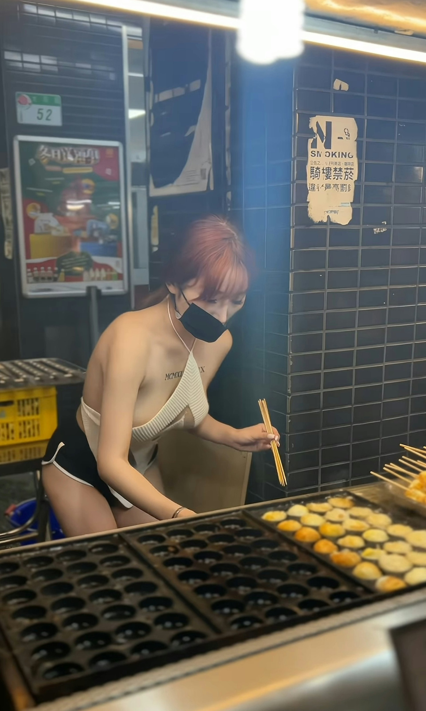 Cô gái mặc đồ hở bạo nướng trứng chim ở chợ đêm Sĩ Lâm gây xôn xao mạng xã hội Trung Quốc.