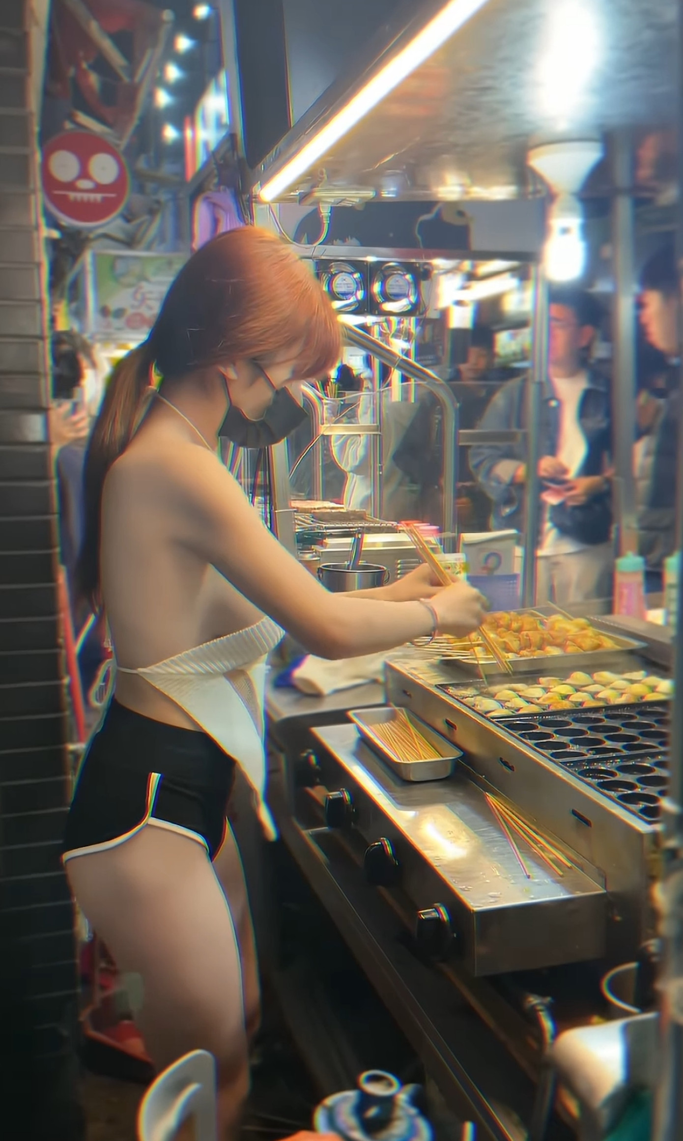 Cô gái mặc đồ hở bạo nướng trứng chim ở chợ đêm Sĩ Lâm gây xôn xao mạng xã hội Trung Quốc.