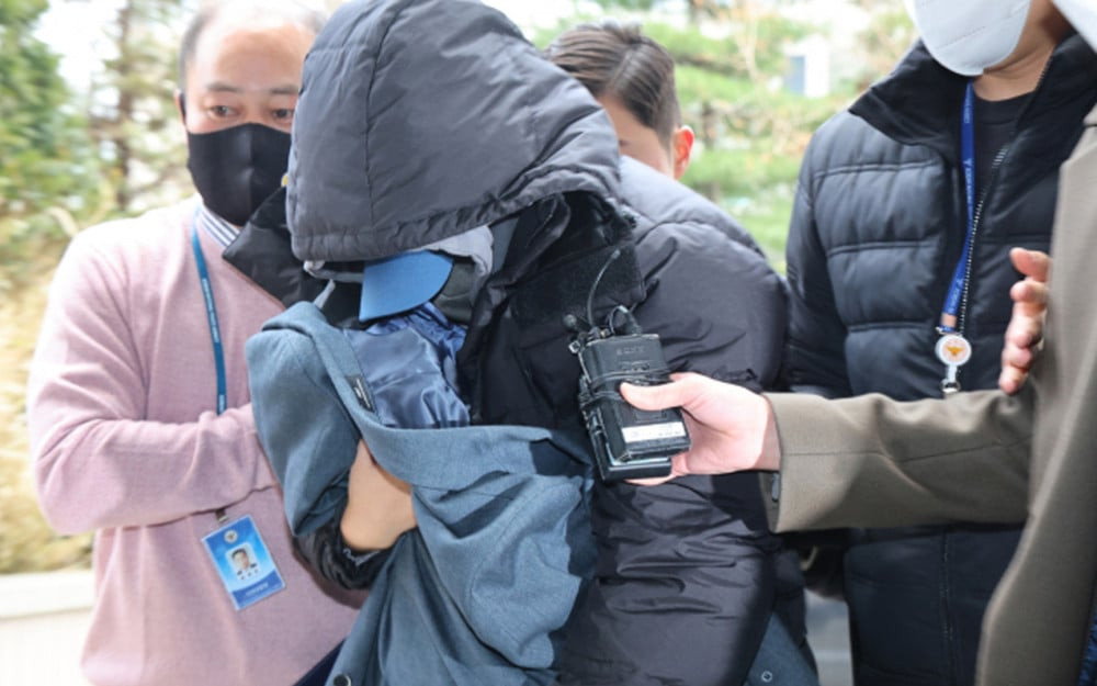 A ôm một đứa trẻ bị áp giải đến trụ sở cảnh sát vào ngày Lee Sun Kyun mất. A ôm một đứa trẻ bị áp giải đến trụ sở cảnh sát vào ngày Lee Sun Kyun mất.