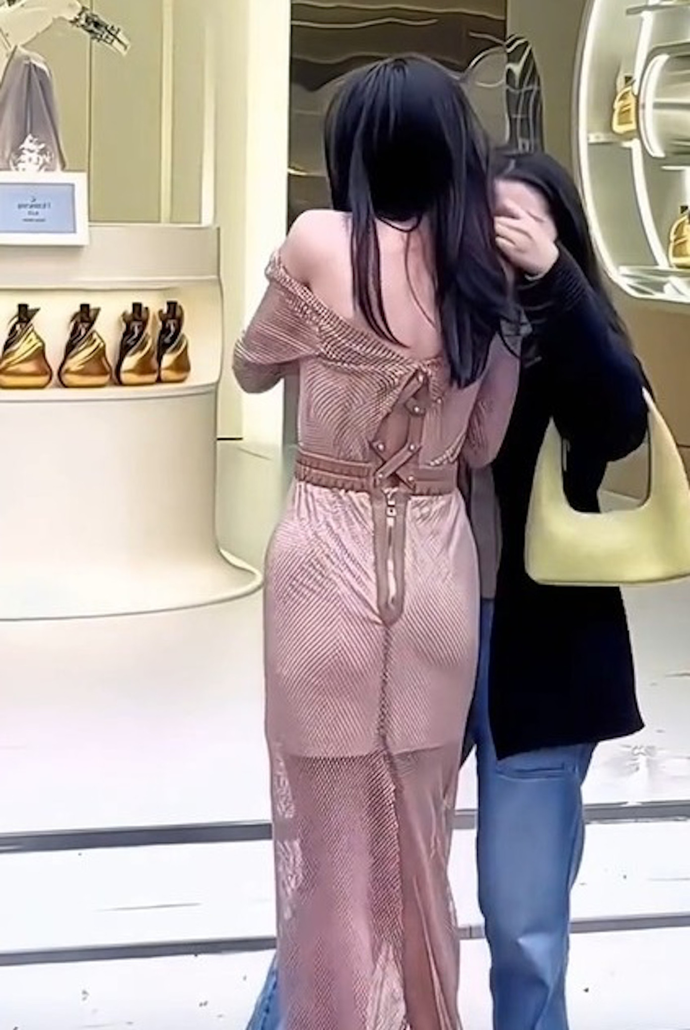 Đường cong quyến rũ thường thấy của Địch Lệ Nhiệt Ba hoàn toàn biến mất.