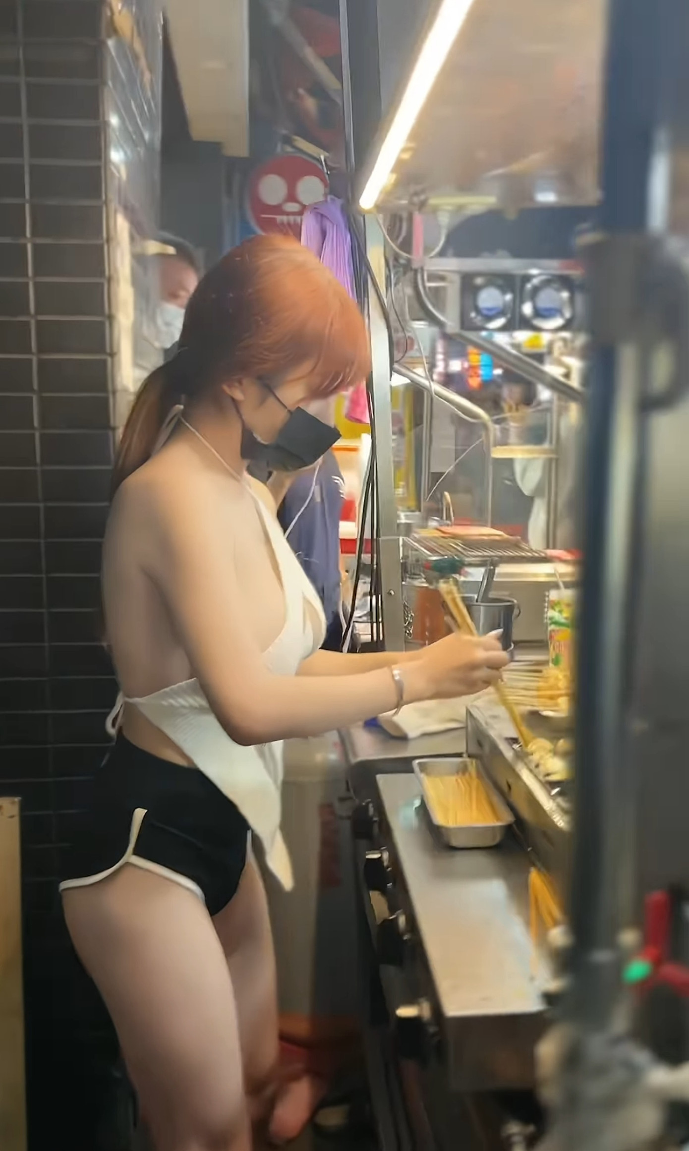 Cô gái mặc đồ hở bạo nướng trứng chim ở chợ đêm Sĩ Lâm gây xôn xao mạng xã hội Trung Quốc.