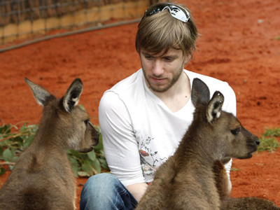 Tay đua của đội BMW Sauber Nick Heidfeld gặp gỡ các "cư dân" địa phương trước khi tham gia giải F1 Australian GP sẽ diễn ra tại thành phố Melbourne, Úc từ ngày 26-29/3 / ảnh Reuters