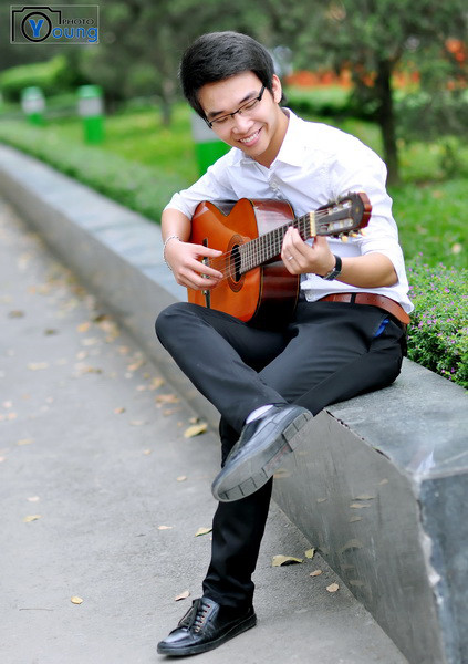 Làm dáng với đàn thể hiện tình yêu ca hát