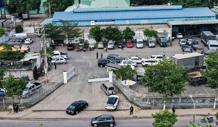 Công an khám xét Trung tâm đăng kiểm xe cơ giới 60-04D. Ảnh: Hoàng Anh