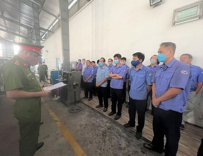 Công an tỉnh Đồng Nai khám xét nơi làm việc của các đối tượng tại Trung tâm đăng kiểm 60-04D. Ảnh: A.Q