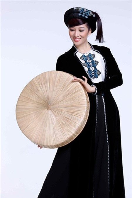 Á hậu quý bà thế giới 2012 Thu Hương trang nhã với áo tứ thân màu đen tuyền và chiếc nón quai thao của vùng dân ca quan họ