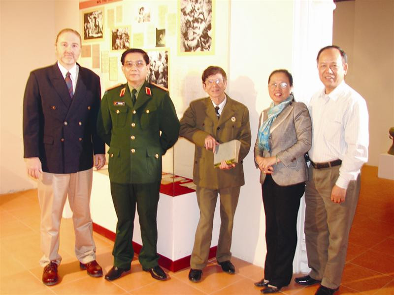 Từ trái qua, ông Ronald Ward, Thiếu tướng Lê Mã Lương, ông Lê Đức Tuấn, Thượng tá Trần Thanh Hằng tại Bảo tàng Lịch sử Quân sự Việt Nam