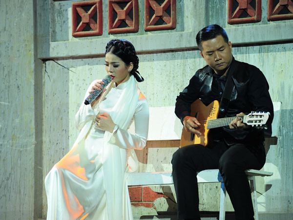 Sau đó, nữ ca sĩ trở lại làm thiếu nữ Hà Nội khi hát chùm ca khúc 'Hà Nội mùa vắng những cơn mưa', 'Em ơi Hà Nội phố', 'Nỗi nhớ mùa đông'... Tiếng hát khắc khoải của Lệ Quyên thêm phần da diết qua sự hỗ trợ của nhạc sĩ Vĩnh Tâm với ngón đàn điêu luyện