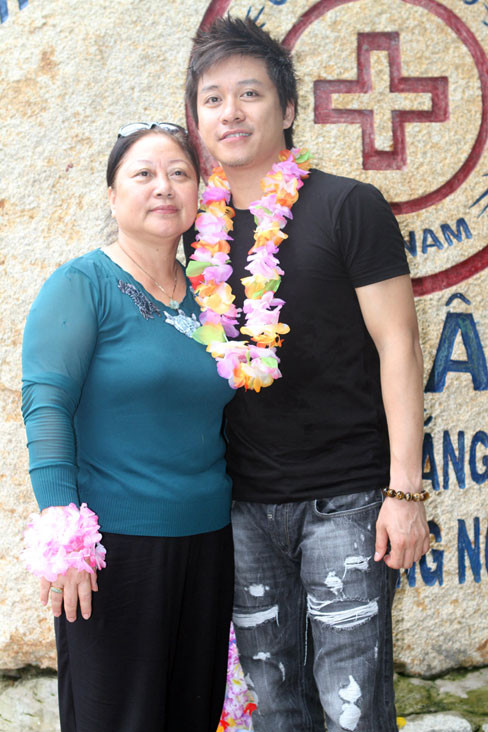 Ca sĩ Tuấn Hưng và mẹ