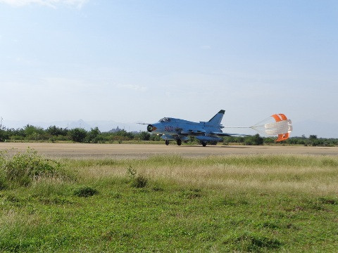 Hoàn thành bài bay, phi công được lệnh hạ cánh. Mỗi khi Su 22 hạ cánh, dù bung ra để giúp giảm tốc độ của máy bay