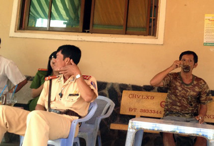 Không đội mũ trong khi làm nhiệm vụ. Ảnh: A.N. Không đội mũ trong khi làm nhiệm vụ. Ảnh: A.N