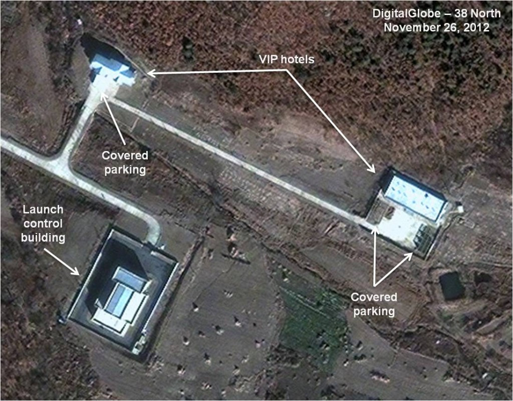 Bức ảnh cho thấy hai khu nhà mà nước này gọi là “khách sạn” thường dùng để đón tiếp quan khách cũng có sự thay đổi. Hai bãi đỗ xe đã được thu dọn