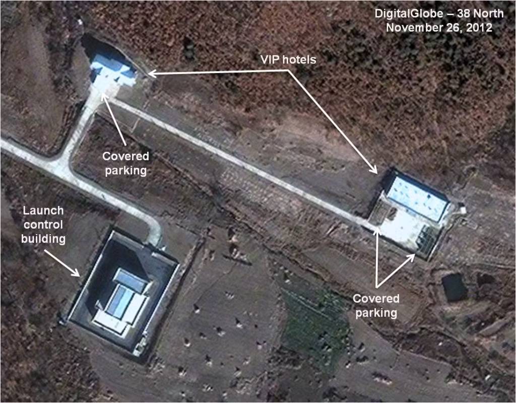 Bức ảnh cho thấy hai khu nhà mà nước này gọi là “khách sạn” thường dùng để đón tiếp quan khách cũng có sự thay đổi. Hai bãi đỗ xe đã được thu dọn