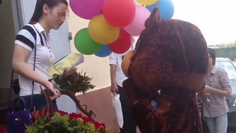 Vụ tỏ tình công khai bị từ chối của chàng "gấu bông" gây xôn xao gần đây. Vụ tỏ tình công khai bị từ chối của chàng