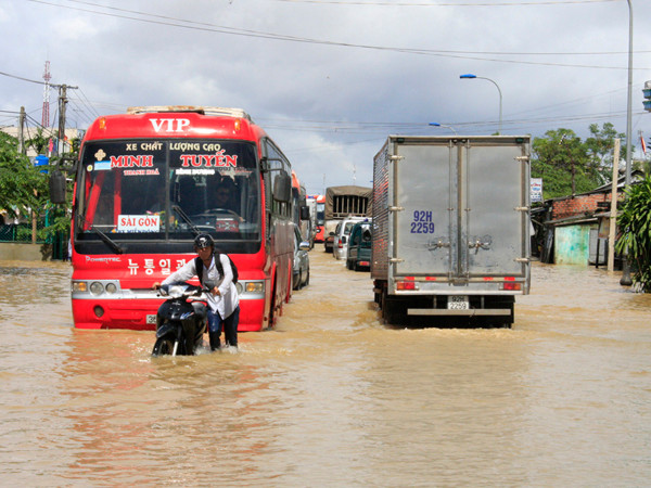 Lũ chia cắt QL 1A Ảnh: Ngọc Văn