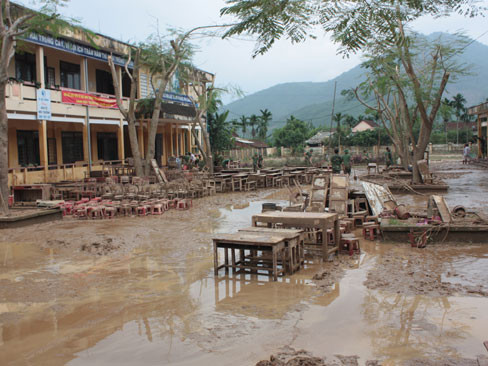 bàn ghế ngâm bùn ở trường THCS Hành Tín Đông