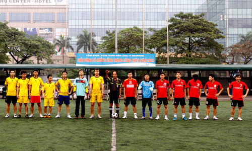 Mở màn là cuộc đối đầu giữa đội Vinaphone (áo vàng) - Mobifone (áo đỏ)