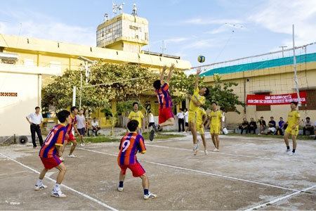 Tham gia các hoạt động thể thao cùng các lực lượng trên đảo. Tham gia các hoạt động thể thao cùng các lực lượng trên đảo