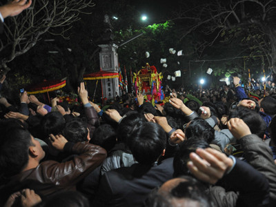 Chen lấn trong giờ rước kiệu. Anh: Công Khanh. Chen lấn trong giờ rước kiệu. Anh: Minh Đức