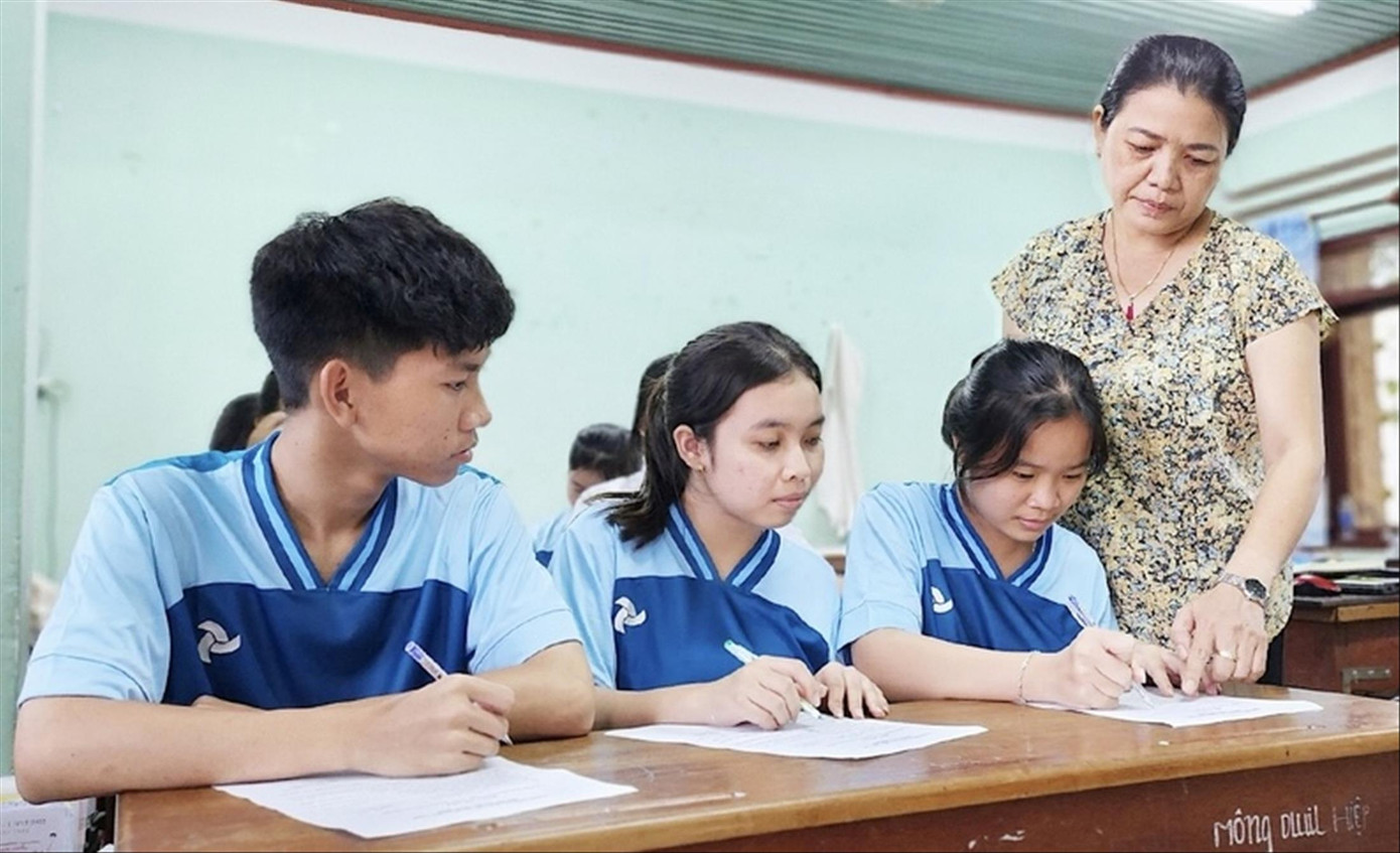 Trường PT DTNT tỉnh Gia Lai hướng dẫn học sinh ký cam kết chấp hành tốt Luật Hôn nhân và Gia đình. Trường PT DTNT tỉnh Gia Lai hướng dẫn học sinh ký cam kết chấp hành tốt Luật Hôn nhân và Gia đình.