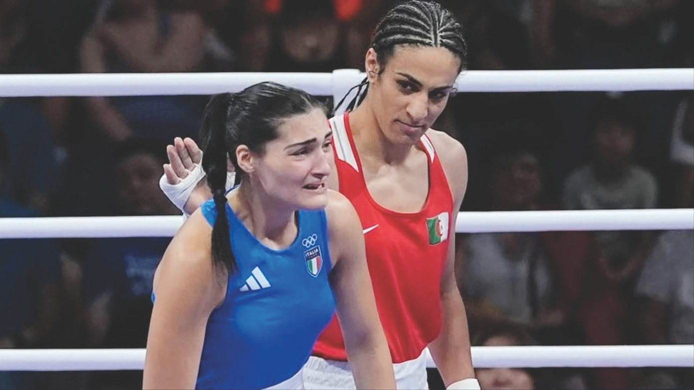 Võ sĩ Carini khóc nức nở bên cạnh đối thủ Khelif. Ảnh: Getty Images Võ sĩ Carini khóc nức nở bên cạnh đối thủ Khelif. Ảnh: Getty Images