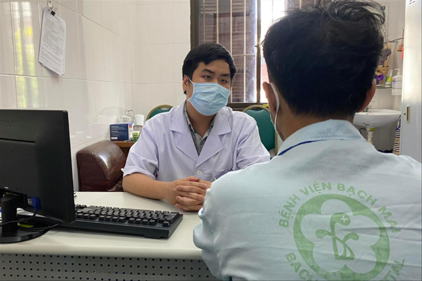 Bác sĩ Viện Sức khỏe tâm thần tư vấn cho bệnh nhân nghiện game. Bác sĩ Viện Sức khỏe tâm thần tư vấn cho bệnh nhân nghiện game.