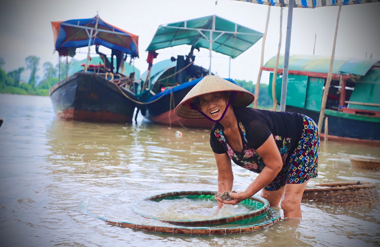 Bà Nguyễn Thị Thi, người theo nghề đãi hến 50 năm qua Bà Nguyễn Thị Thi, người theo nghề đãi hến 50 năm qua
