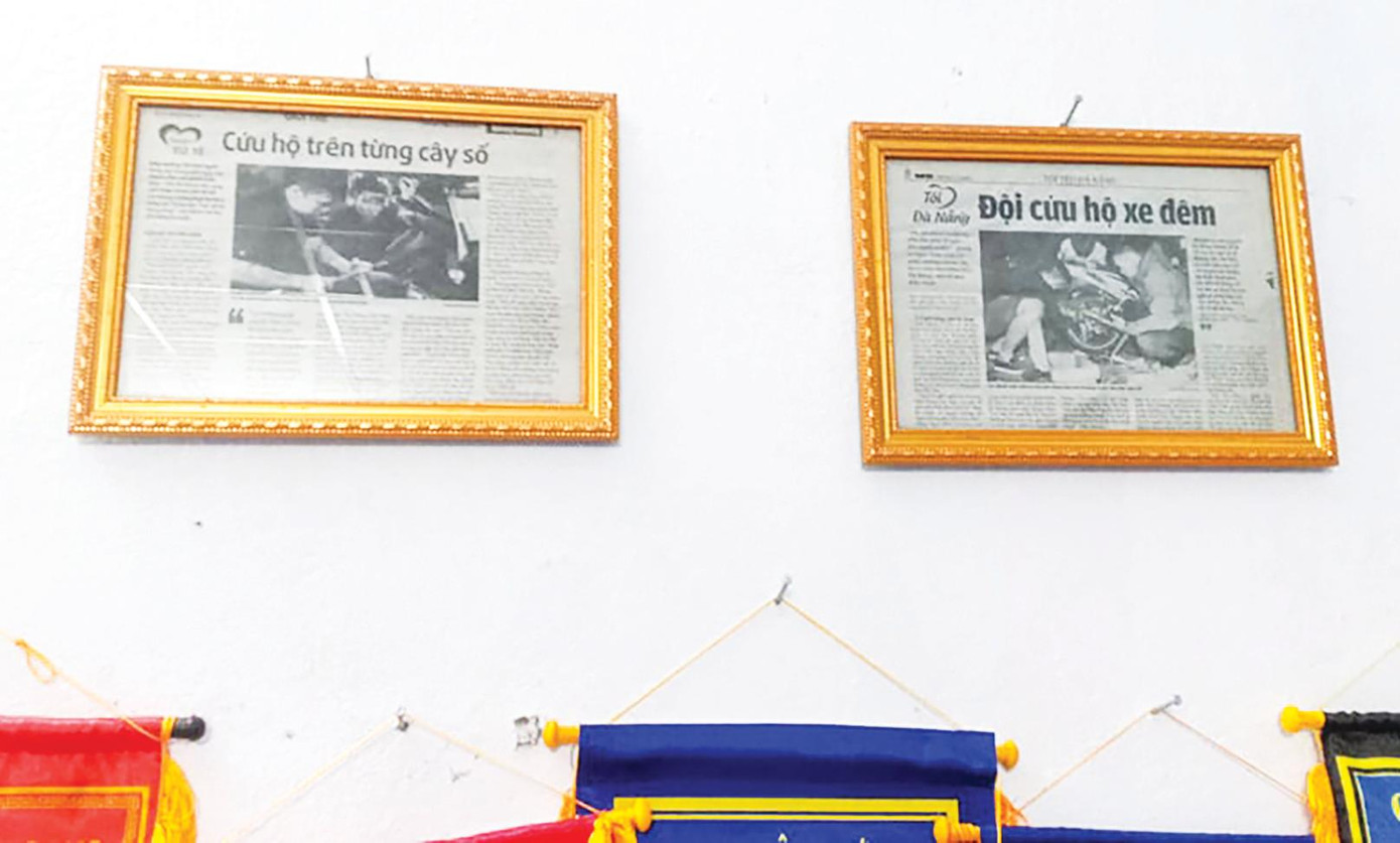 Bài báo trên Tiền Phong về SOS Đà Nẵng được đóng khung, treo trên tường trụ sở của nhóm. Ảnh: Giang Thanh