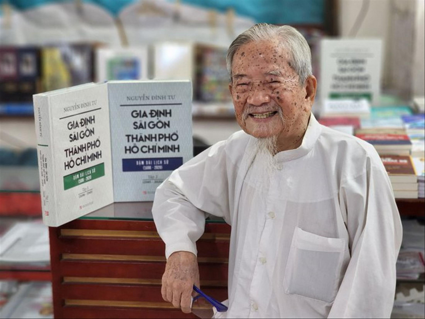 Nhà nghiên cứu Nguyễn Đình Tư và 2 tập sách mới ra mắt Nhà nghiên cứu Nguyễn Đình Tư và 2 tập sách mới ra mắt