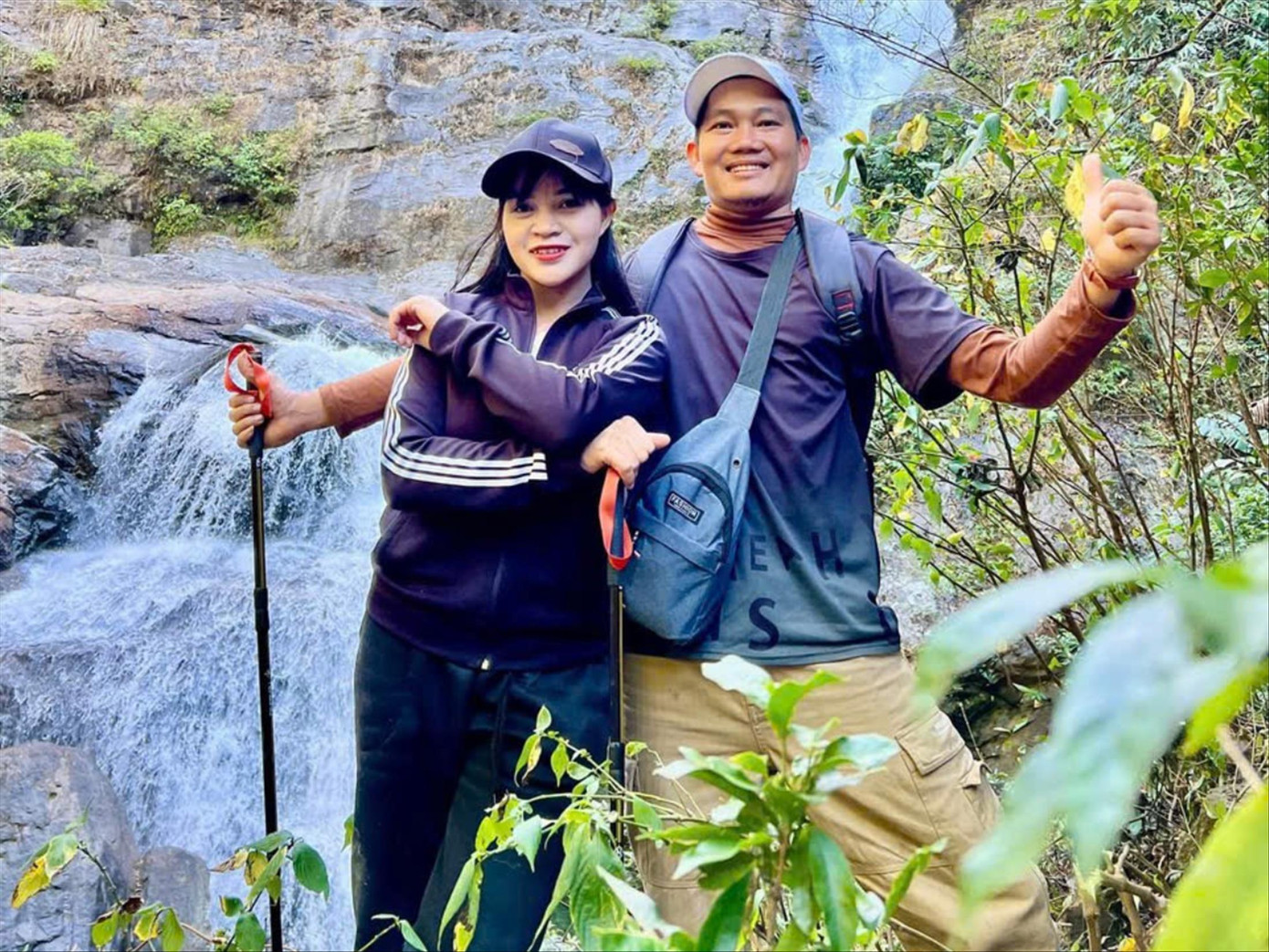 Chị Y Gia Nhi (bên trái) phát triển mô hình du lịch độc đáo, quảng bá hình ảnh địa phương Chị Y Gia Nhi (bên trái) phát triển mô hình du lịch độc đáo, quảng bá hình ảnh địa phương