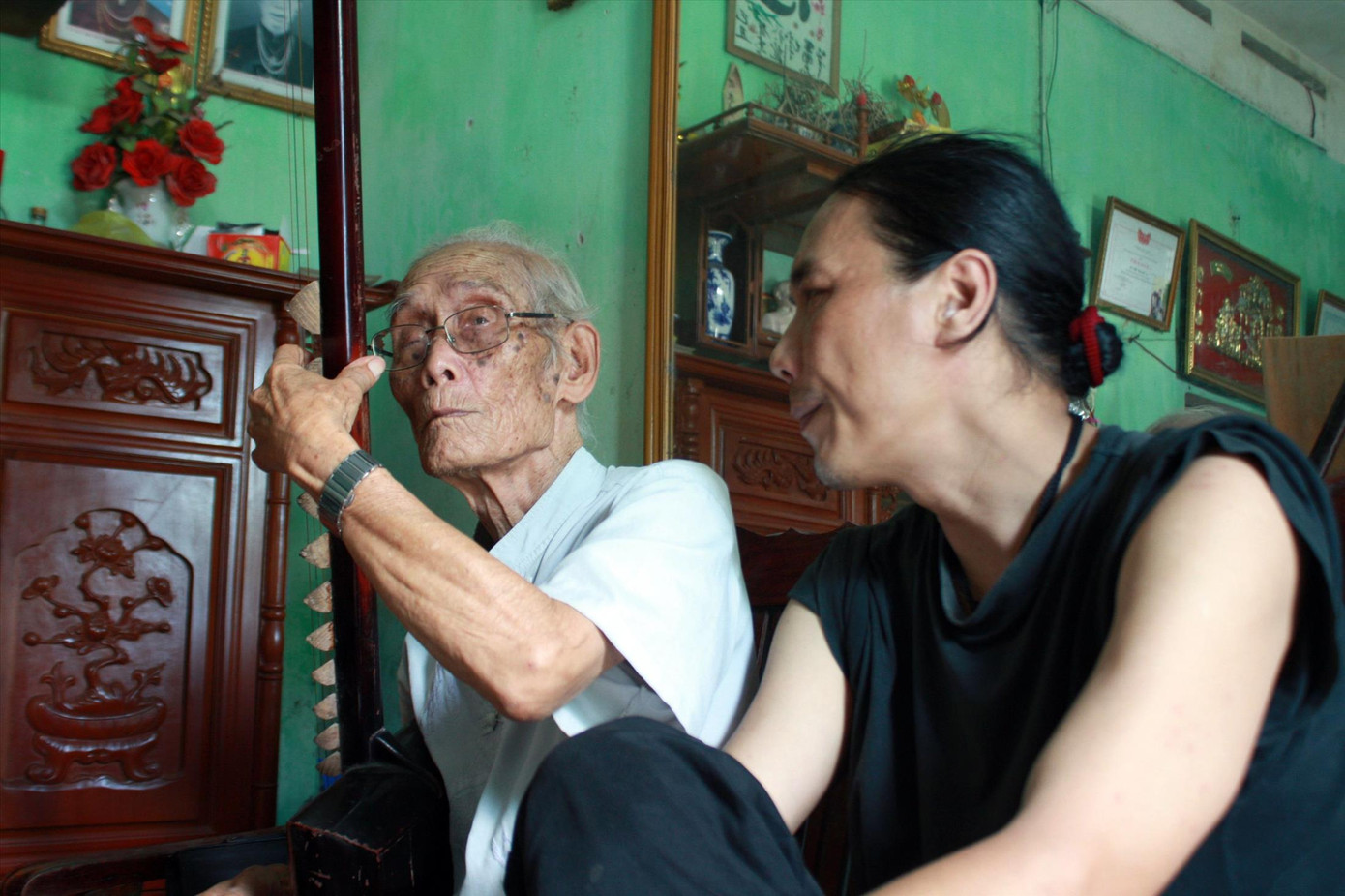 Nhà nghiên cứu Bùi Trọng Hiền (bên phải) thăm nghệ nhân Nguyễn Phú Đẹ trong chuyến điền dã tháng 9/2014 Ảnh: NVCC Nhà nghiên cứu Bùi Trọng Hiền (bên phải) thăm nghệ nhân Nguyễn Phú Đẹ trong chuyến điền dã tháng 9/2014 Ảnh: NVCC