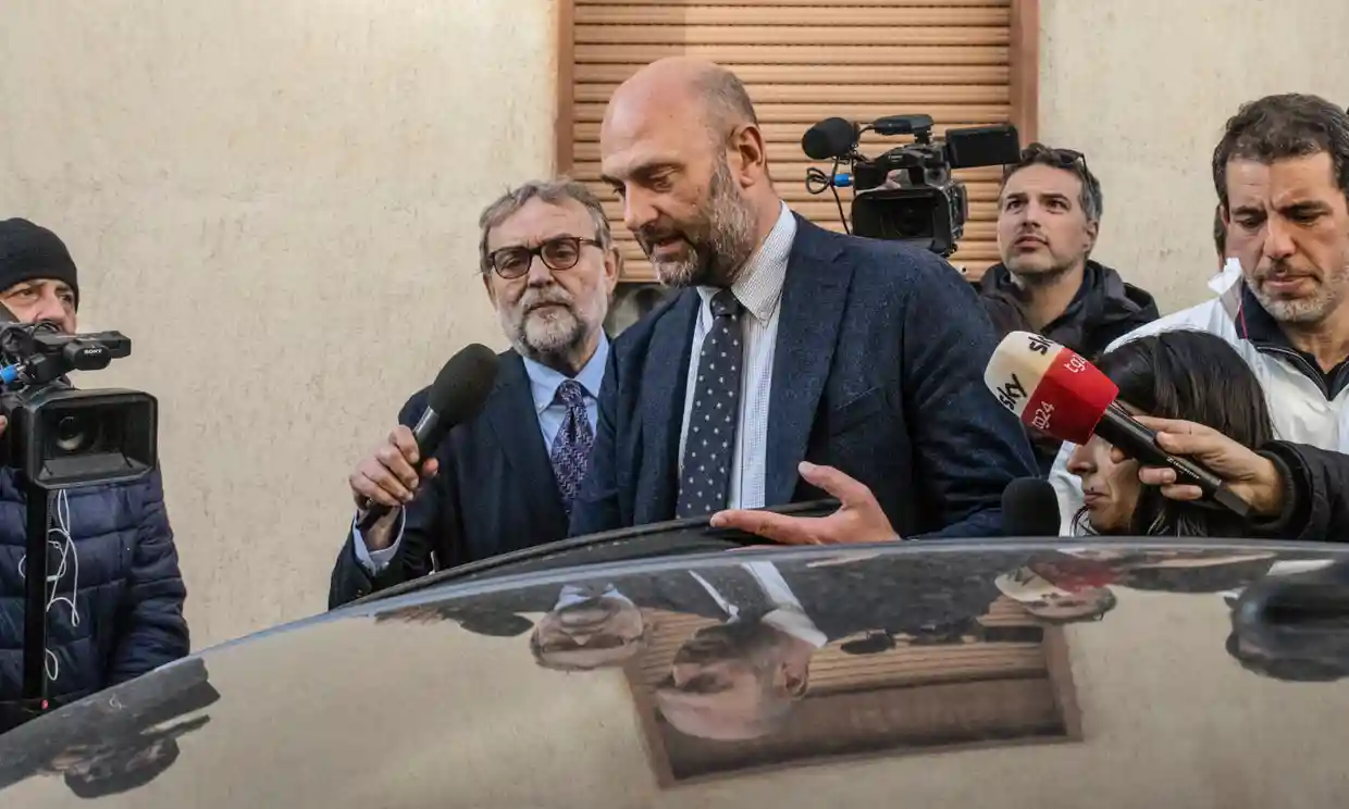 Ông Lucio Arcidiacono, chỉ huy của đội Carabinieri Ros, gần căn hộ nơi các nhà điều tra cho biết họ đã tìm thấy căn hầm bí mật của Denaro Ông Lucio Arcidiacono, chỉ huy của đội Carabinieri Ros, gần căn hộ nơi các nhà điều tra cho biết họ đã tìm thấy căn hầm bí mật của Denaro