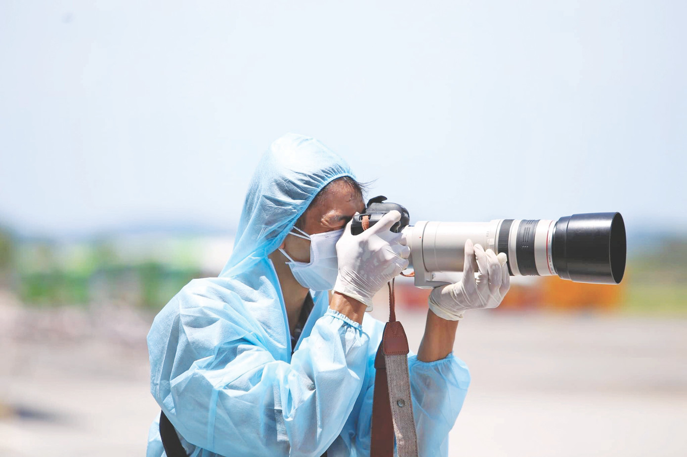 Phóng viên Tiền Phong tác nghiệp ở vùng dịch