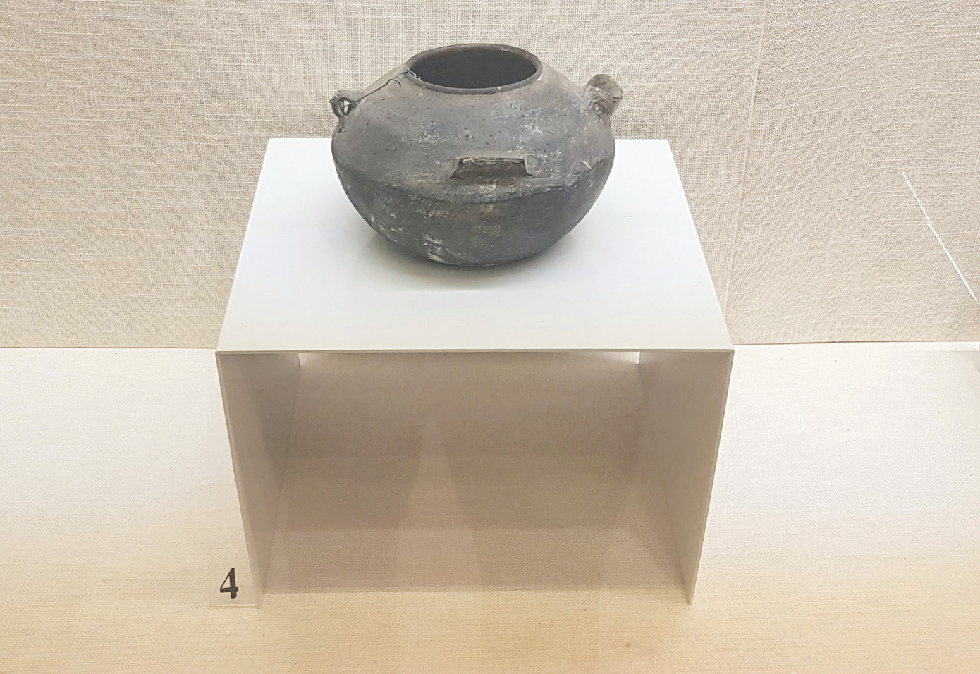 Ấm đất sắc thuốc cho Bác Hồ. Ảnh: K.N