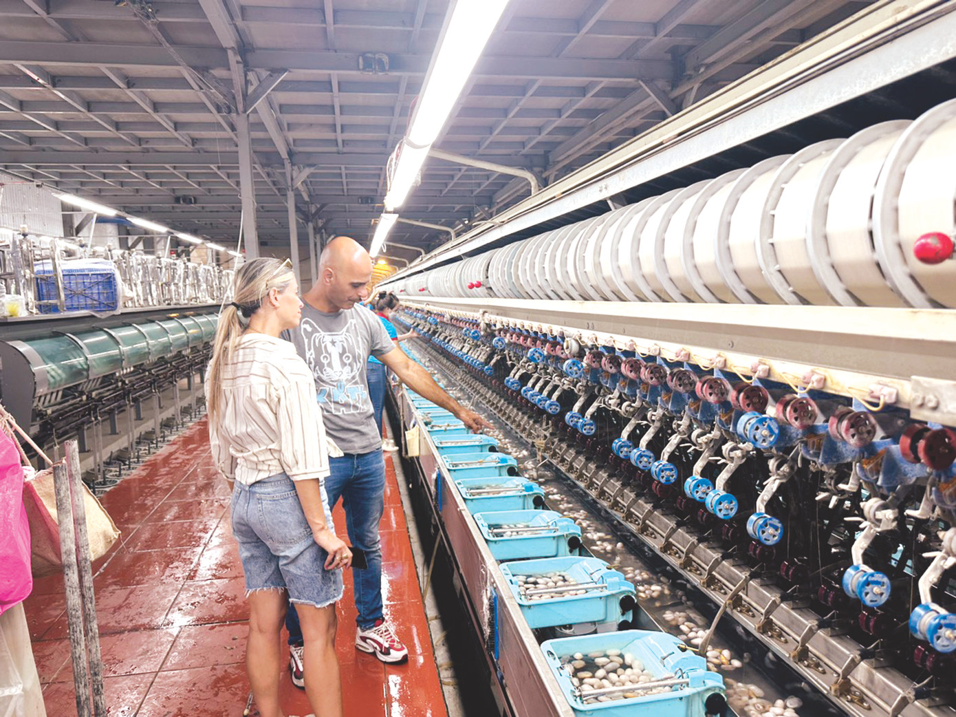 Khách hàng châu Âu ghé thăm thực tế nhà máy ươm tơ của Nam Ban Silk Khách hàng châu Âu ghé thăm thực tế nhà máy ươm tơ của Nam Ban Silk