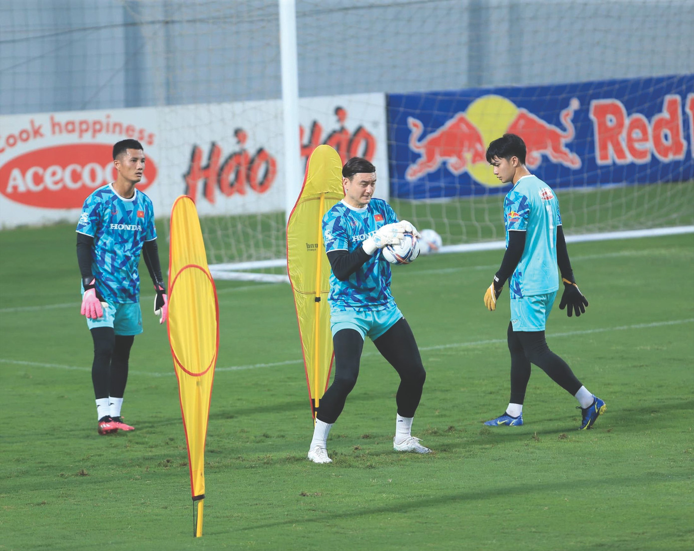 3 thủ môn của ĐT Việt Nam, Đặng Văn Lâm cùng Đình Triệu, Văn Việt, tập luyện. Ảnh: FBNV