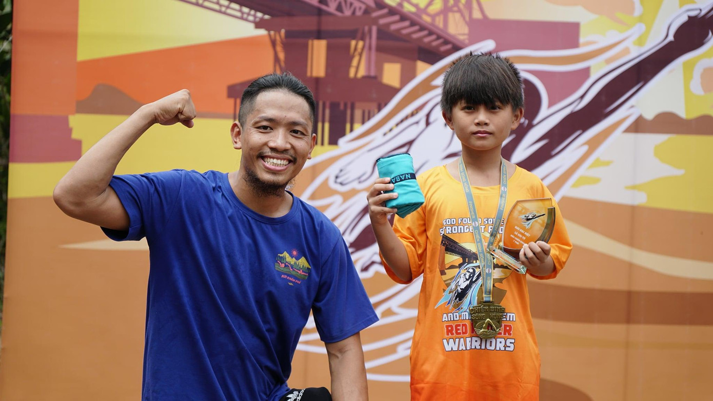 Anh Khánh và em Lê Hải Tú (7 tuổi) – người đã hoàn thành chặng bơi 15km trên sông Hồng