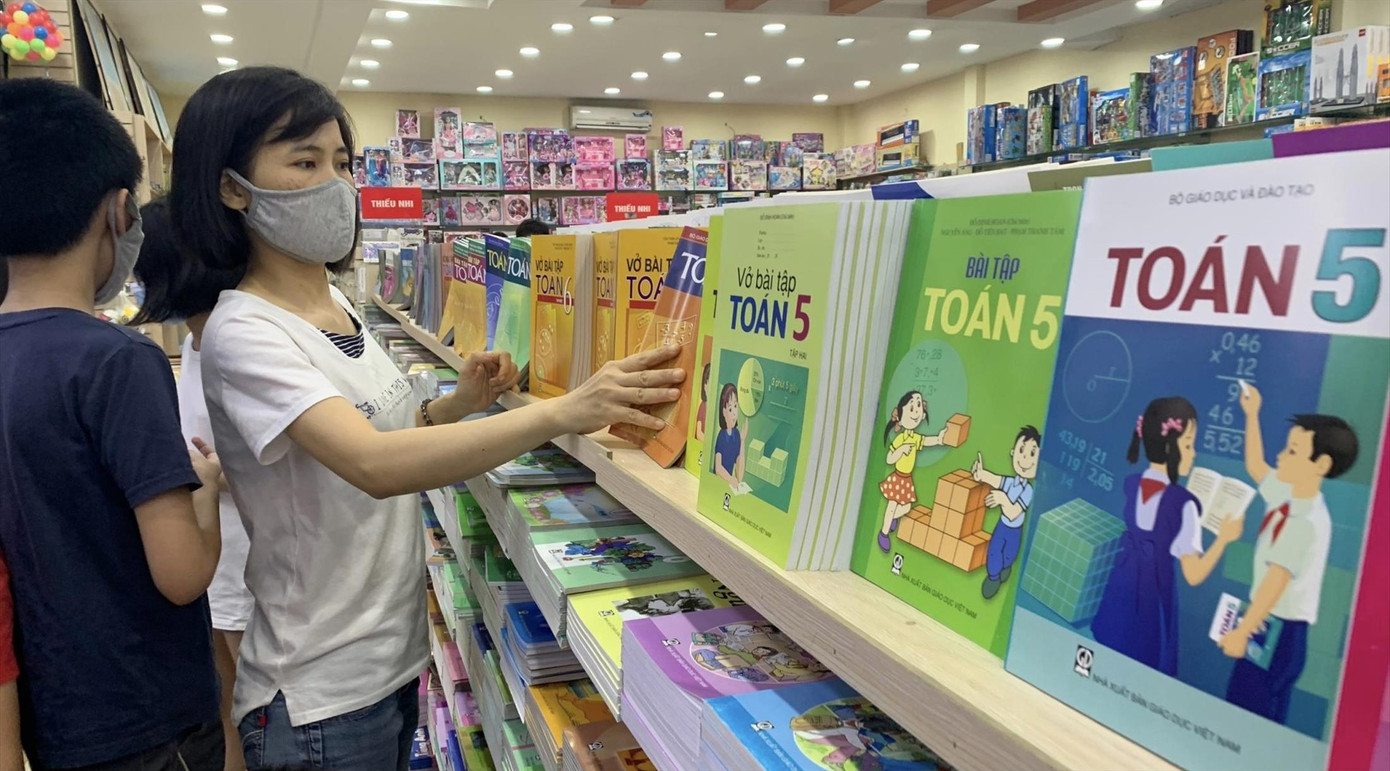 Phụ huynh vẫn phải mua SGK cho con dù giá tăng Ảnh: Như Ý