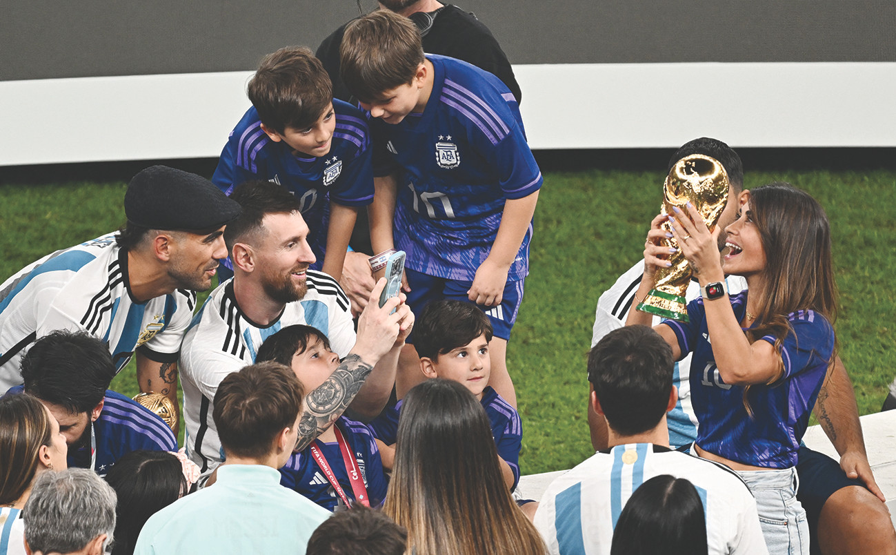 Messi chụp ảnh cho vợ cùng Cúp Vàng thế giới