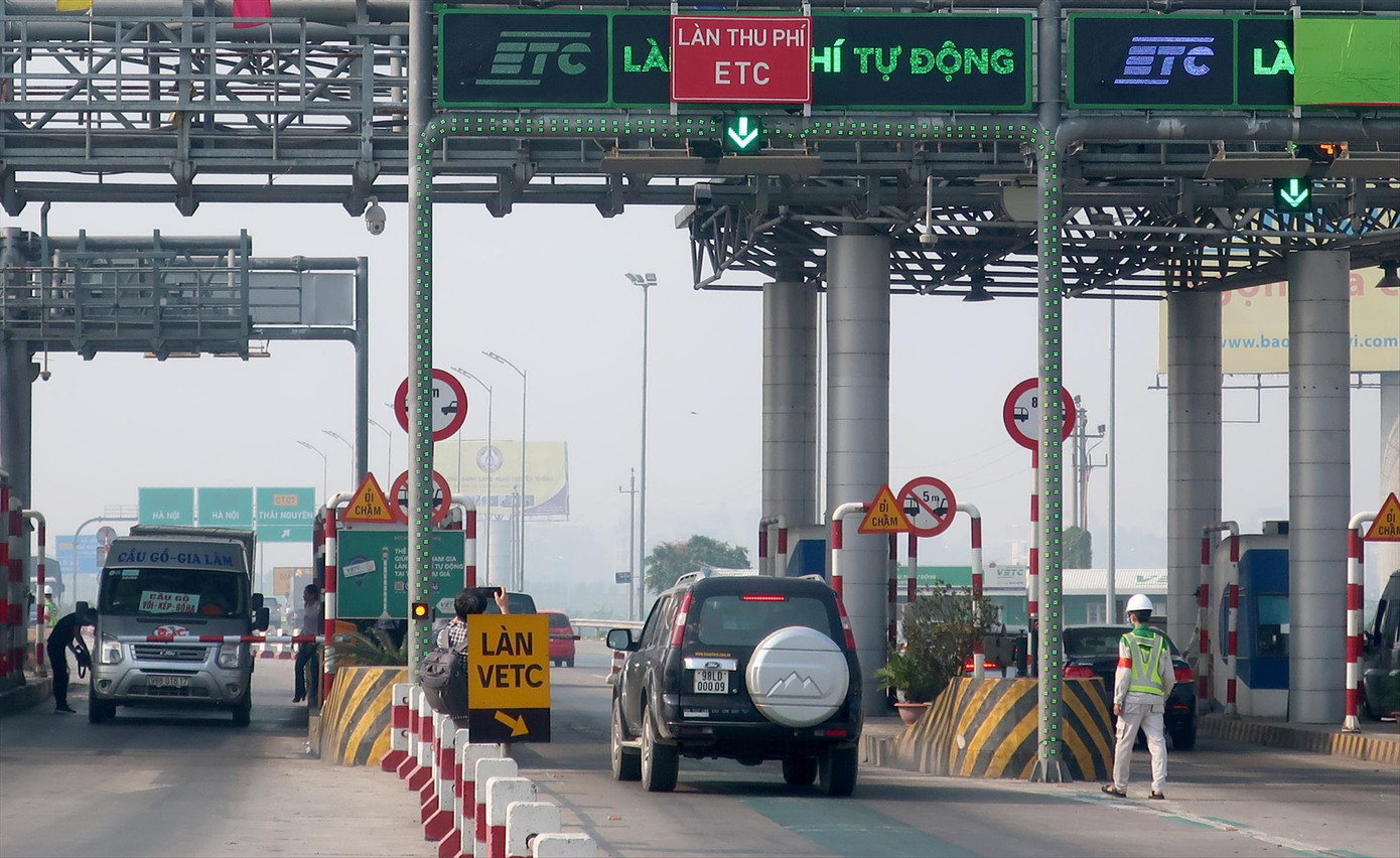 Vừa qua, nhiều tài xế phản ánh xe dán thẻ của VDTC khi qua trạm thu phí cao tốc Hà Nội - Bắc Giang của VETC không trả phí tự động được, buộc phải trả phí thủ công Ảnh: Phạm Thanh Vừa qua, nhiều tài xế phản ánh xe dán thẻ của VDTC khi qua trạm thu phí cao tốc Hà Nội - Bắc Giang của VETC không trả phí tự động được, buộc phải trả phí thủ công Ảnh: Phạm Thanh