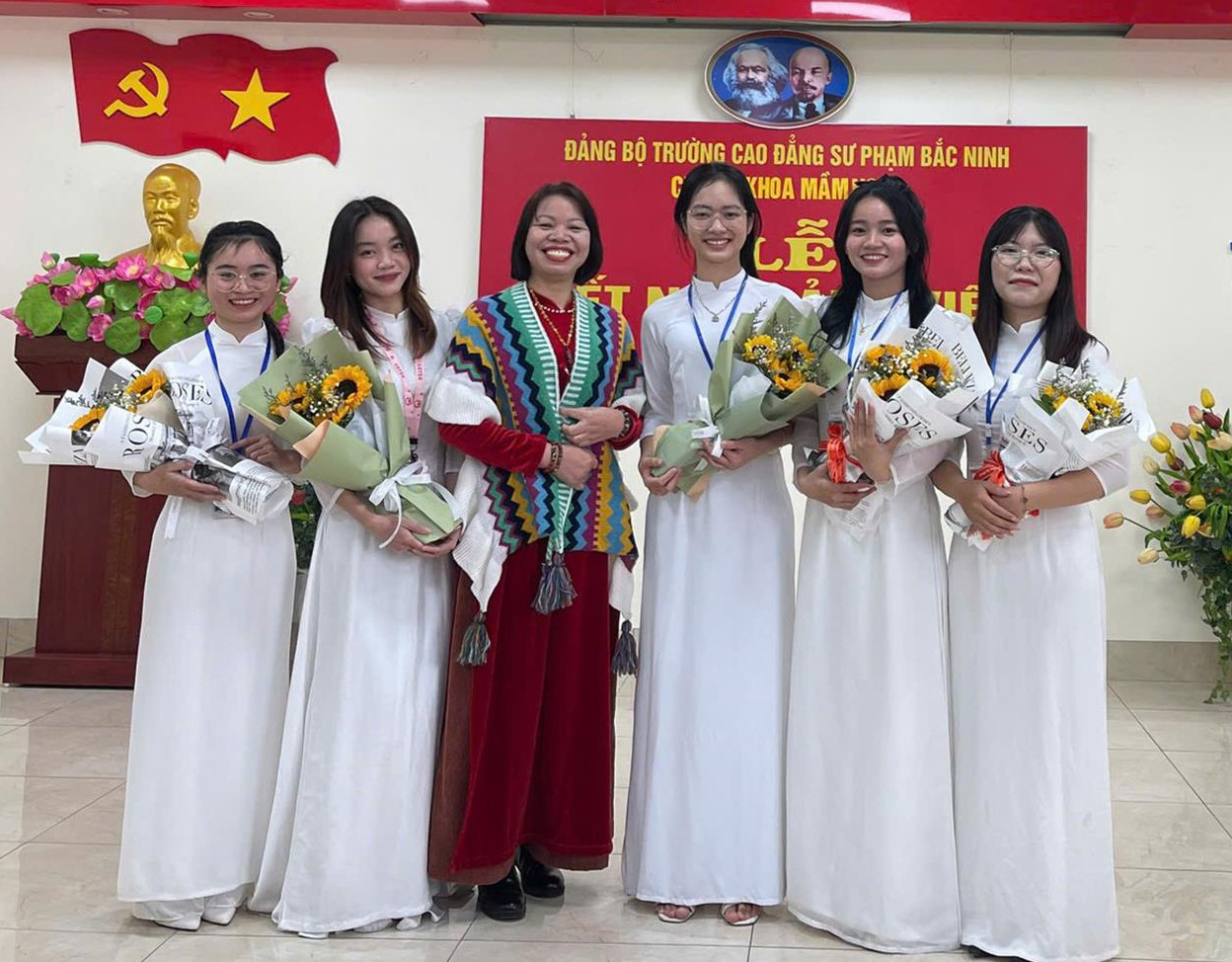 Sinh viên Trường Cao đẳng Sư phạm Bắc Ninh được kết nạp Đảng