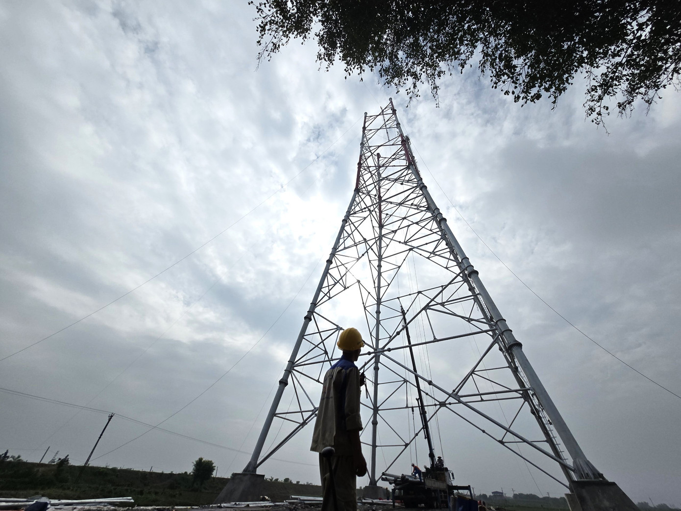 Các vị trí cột đang được thi công gấp rút