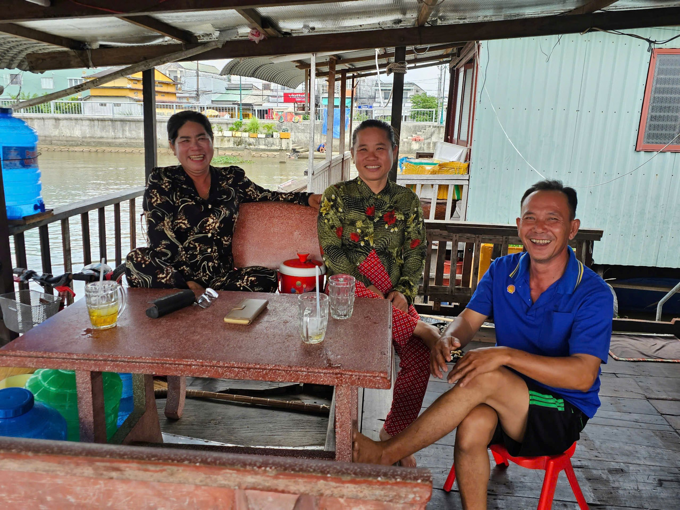 Vợ chồng chị Dung (bên phải) vui vẻ ngồi trò chuyện với bạn bè. Ảnh: Hòa Hội Vợ chồng chị Dung (bên phải) vui vẻ ngồi trò chuyện với bạn bè. Ảnh: Hòa Hội