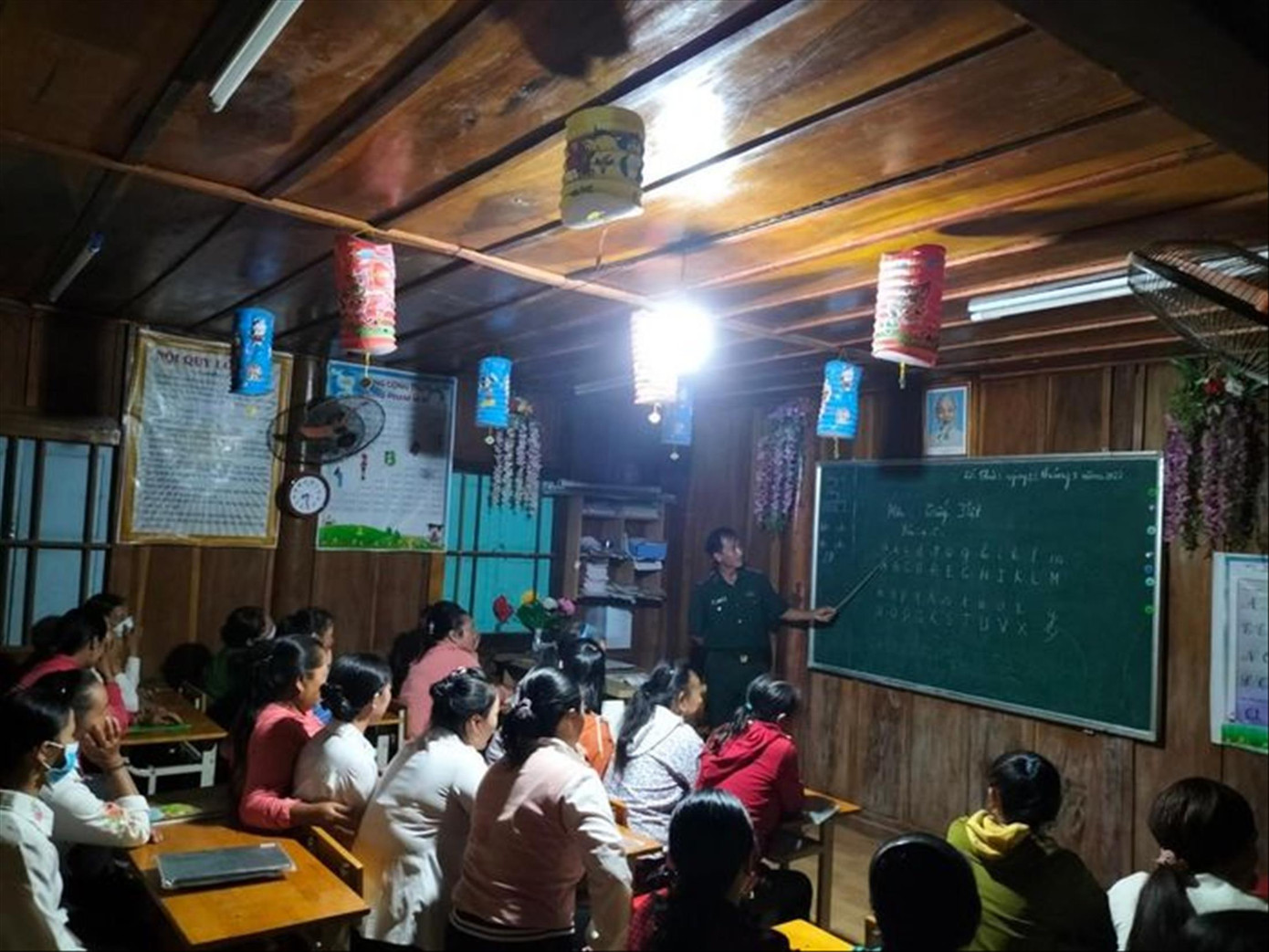 Lớp học đặc biệt ở bản Mường Lống, xã Tri Lễ, huyện Quế Phong (Nghệ An) Lớp học đặc biệt ở bản Mường Lống, xã Tri Lễ, huyện Quế Phong (Nghệ An)