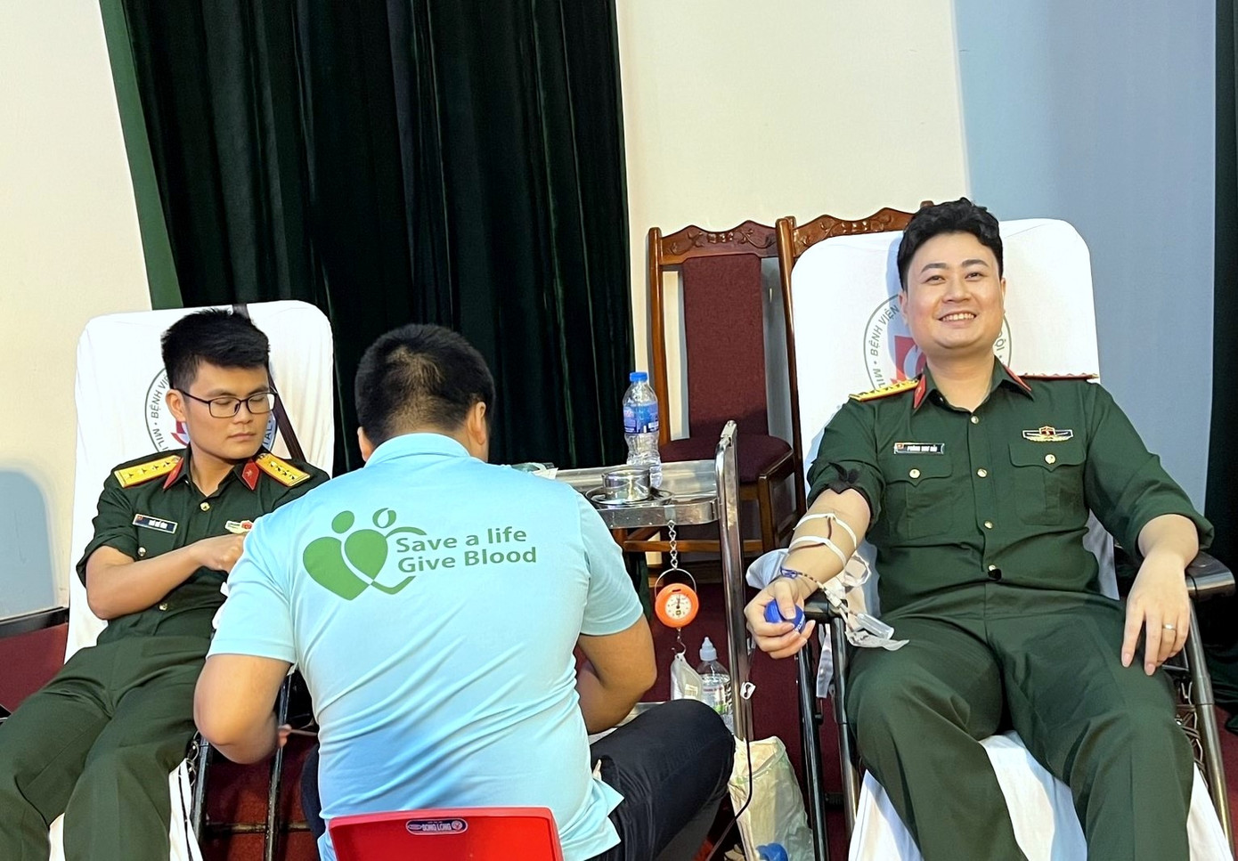 Đại úy Phùng Như Hải (bên phải) tham gia hiến máu tình nguyện tại đơn vị