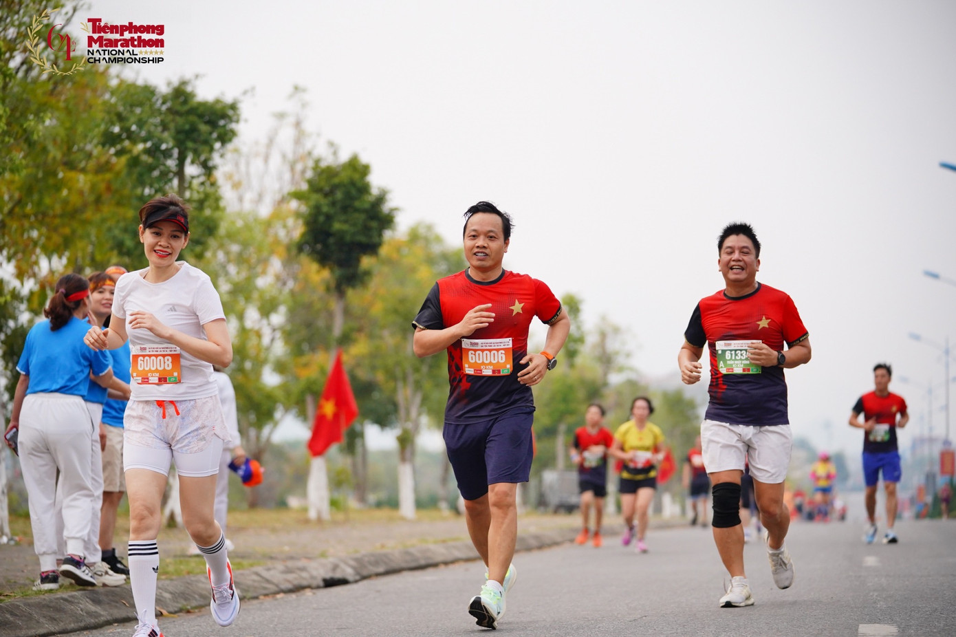 Chủ tịch UBND tỉnh Lai Châu Trần Tiến Dũng (giữa) hoàn thành cự ly 10km với 1 giờ 13 phút. Chủ tịch UBND tỉnh Lai Châu Trần Tiến Dũng (giữa) hoàn thành cự ly 10km với 1 giờ 13 phút.