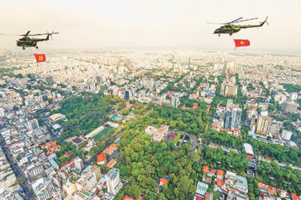 Cờ Đảng và cờ Tổ quốc trên bầu trời Dinh Độc Lập, nơi tròn 50 năm trước ghi mốc son lịch sử thống nhất đất nước